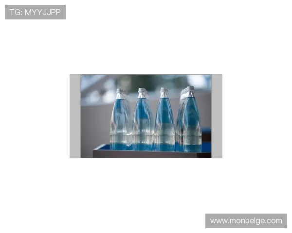 王昶家的冰箱里塞满了能量饮料，连瓶矿泉水都找不到